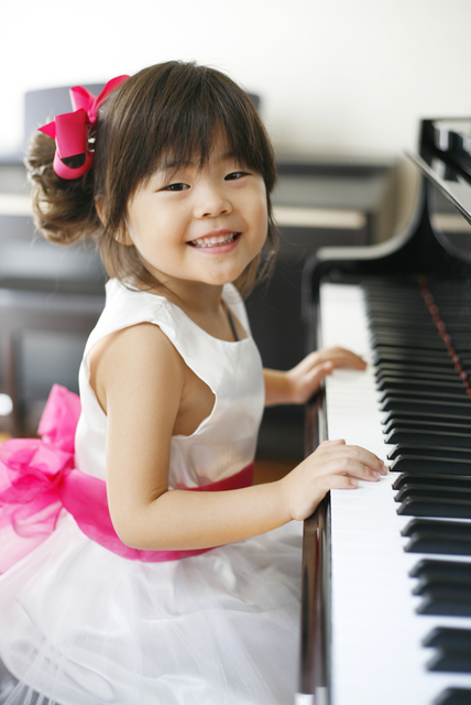 ピアノを引く女の子